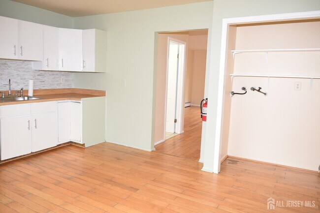 Building Photo - 31 Larch St