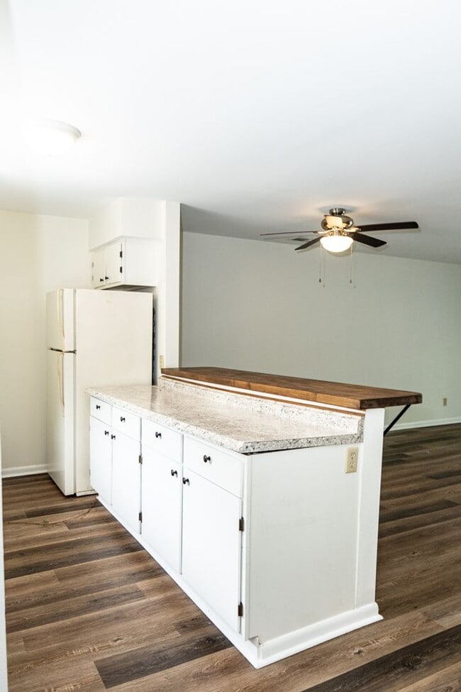 Building Photo - Spacious Two Bedroom Townhome
