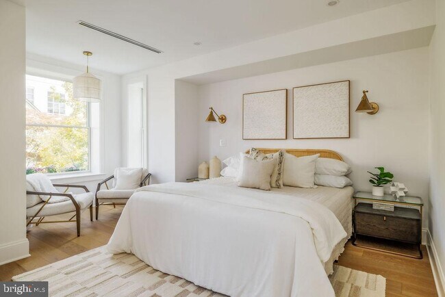 Building Photo - 2460 Ontario Rd NW