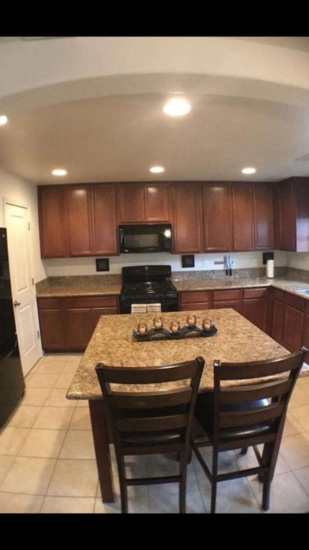 Building Photo - Four Bedroom, Three Bath Home in Somersett