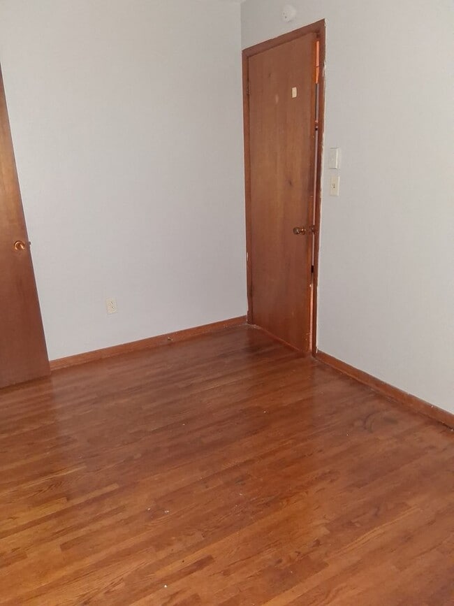 Building Photo - 1 Bedroom 1 Bath in Maplewood  HEAT INCLUDED