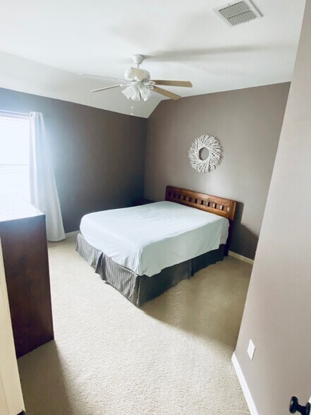 Building Photo - 408 Rosemont Ln