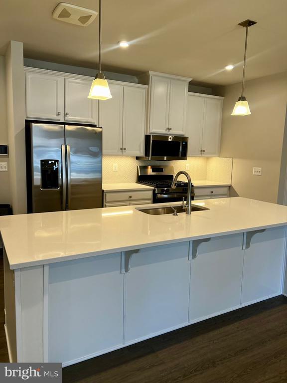 Building Photo - 10421 Resort Road