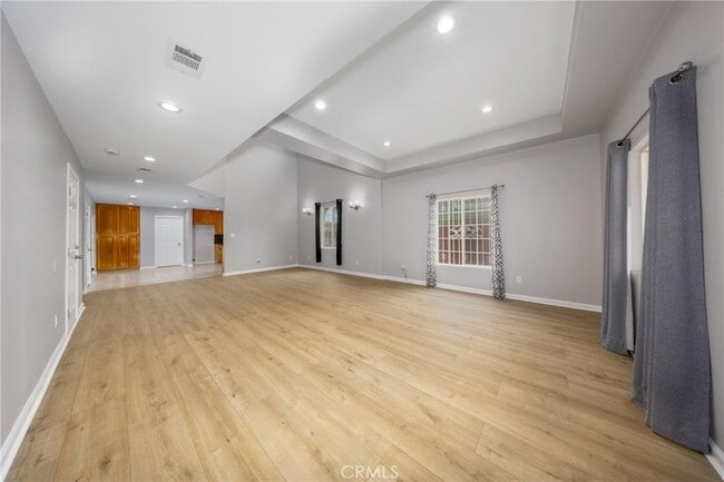 Building Photo - 642 N 6th Ave