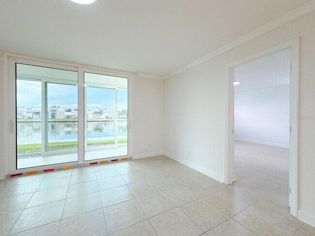 Building Photo - 7625 Sun Island Dr S