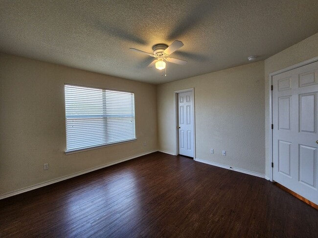 Building Photo - 2/2.5/1   Carpet only on Stairs /Large Fen...