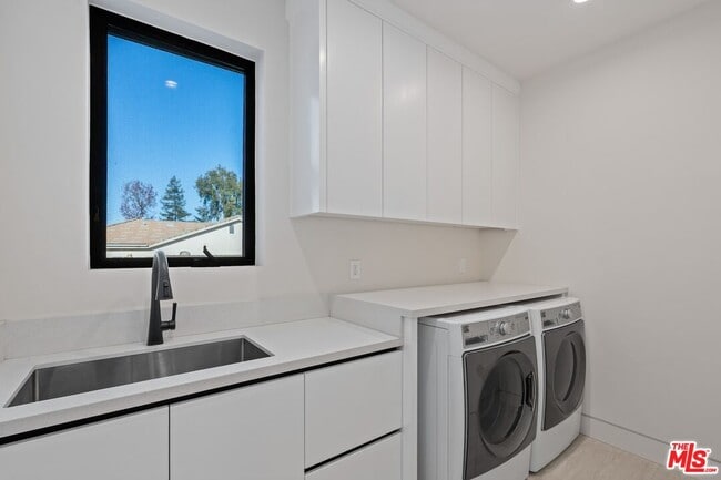 Building Photo - 4708 Noble Ave