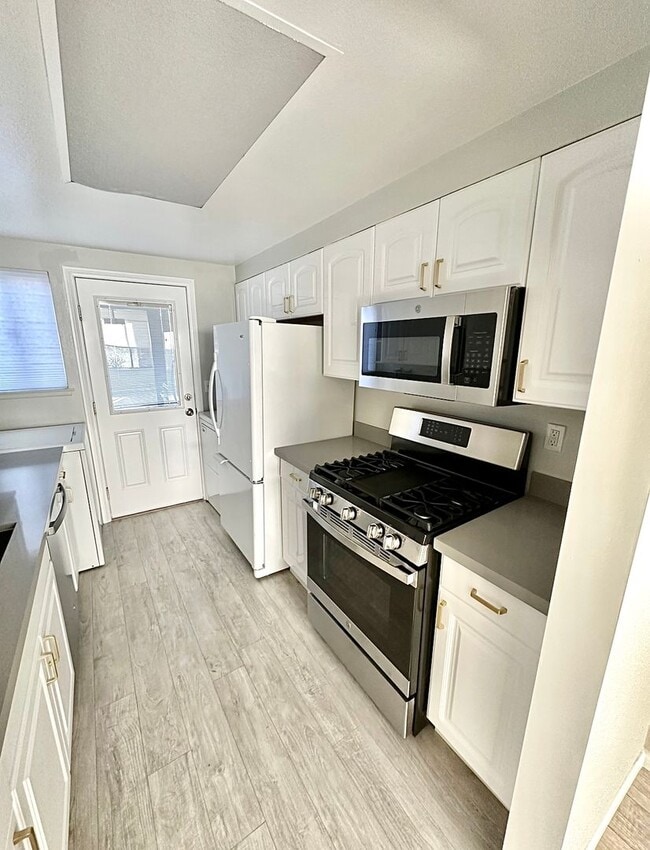 Building Photo - COMING SOON!! Charming 3 Bedroom Condo in Gated Palm Springs Community!