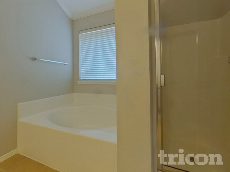 Building Photo - 6141 Tilapia Dr