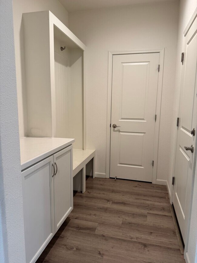 Building Photo - Beautiful 5 Bedroom, 3 Bathroom, 2800 Sqft...