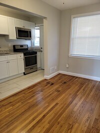 Building Photo - 2 Bedroom townhome