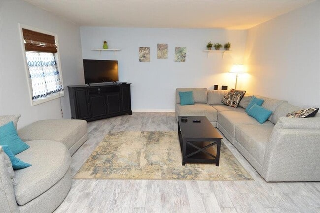 Building Photo - 3873 Pompano Dr SE