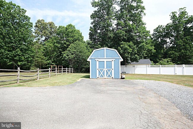 Building Photo - 45170 Settlers Ln