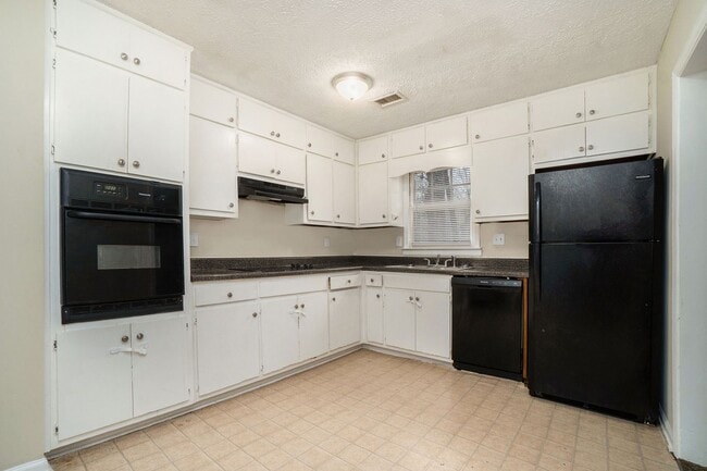 Building Photo - Large 4 Bedroom 2.5 Bath Home with 2 Car Garage