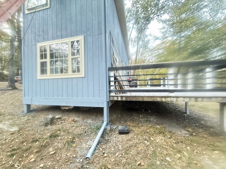 Building Photo - 1049 Alpine Dr