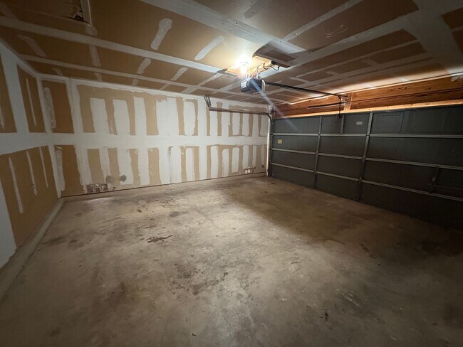Building Photo - Beautiful home on corner lot.
