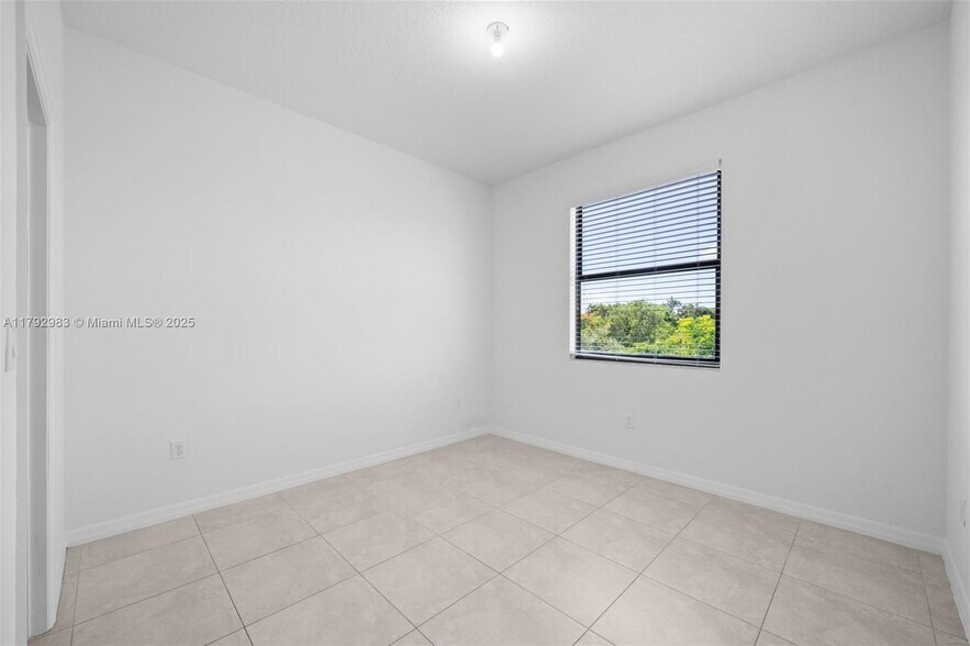 Building Photo - 830 NE 191st St
