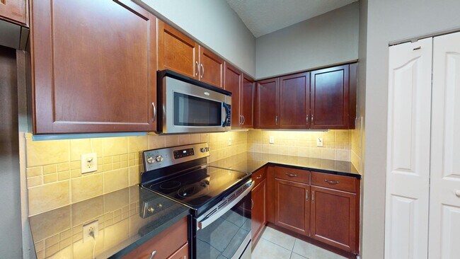 Building Photo - Nice condo for rent in the heart of the St...