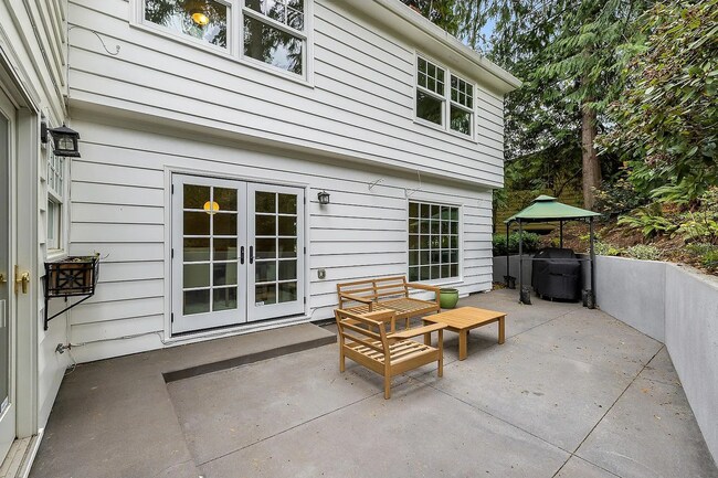 Building Photo - Experience the Charm of a Portland Heights...