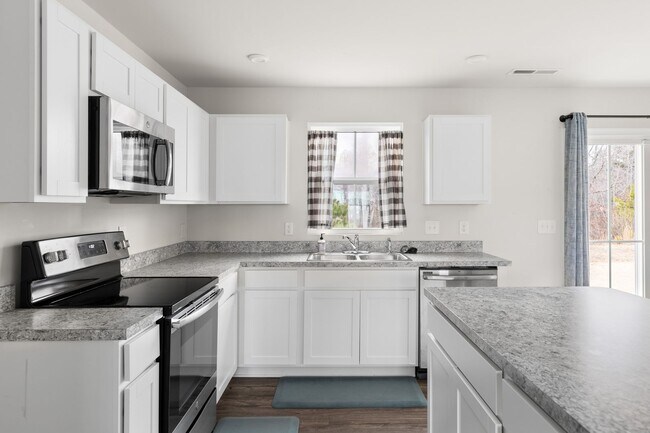 Building Photo - 4 Bed, 2.5 Bath, 2 Car Garage Near Everyth...