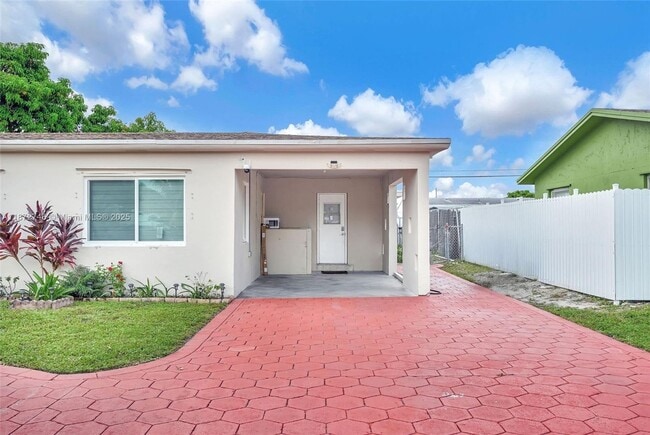 Building Photo - 6840 SW 26th Ct