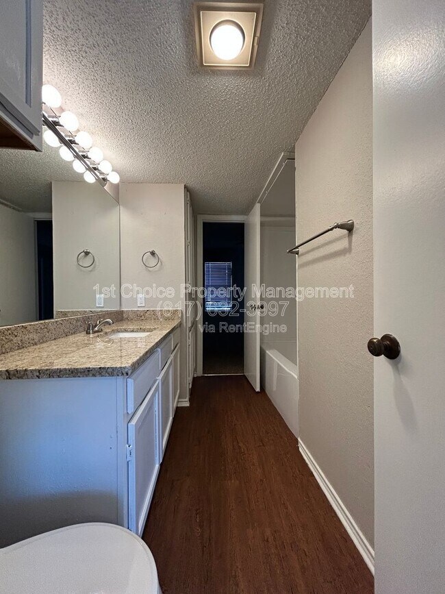 Building Photo - 7425 Kingswood Dr