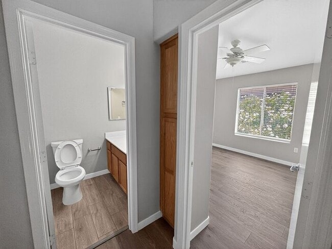 Building Photo - 4Bedroom/2.5Bath Townhome Ready for You!!