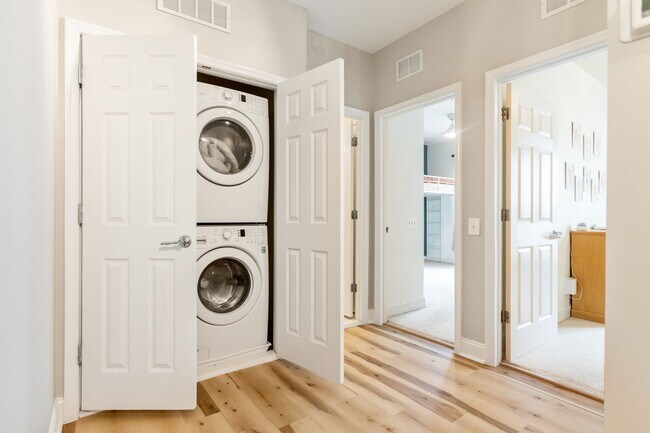 Building Photo - 20657 Sibbald Sq