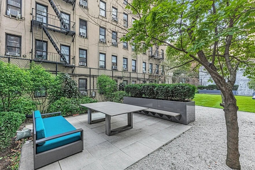 Building Photo - 250 E Houston St