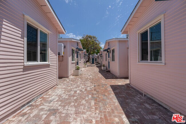 Building Photo - 314 N Venice Blvd