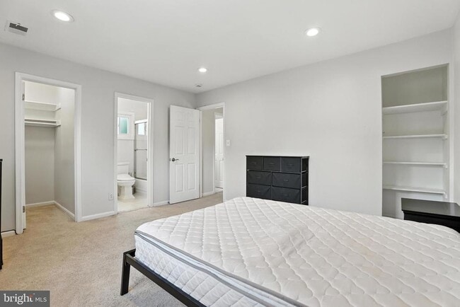 Building Photo - 4717 6th St NE