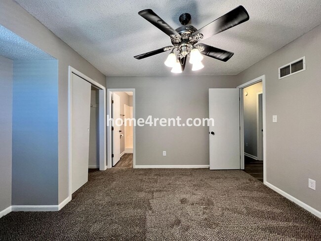Building Photo - Wonderful Northland Home w/ an Updated Kit...