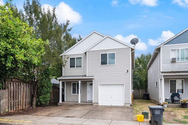 Building Photo - 4 bed, 2.5 bathroom House available