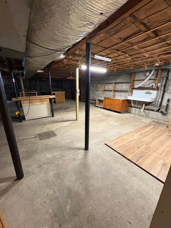 Building Photo - 3 bedroom 3 bath in Spartanburg with Lots of Space !!! Workshop in the garage!!