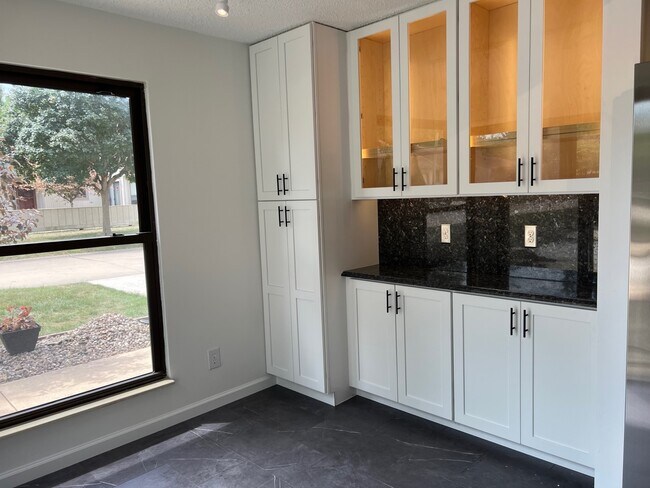 Building Photo - 808 Phoenix Dr