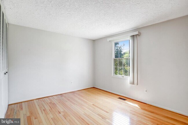 Building Photo - 1803 E Beech Rd