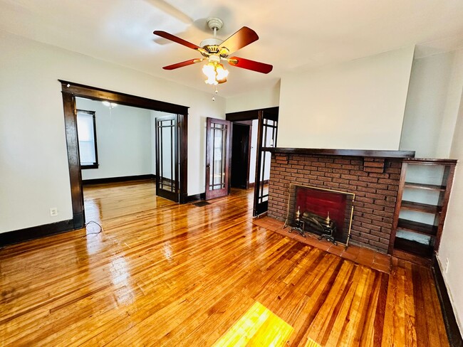 Building Photo - Adorable 2 bedroom home with two living ar...