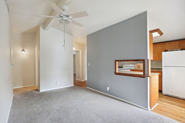 Building Photo - 1115 Broadmoor Dr