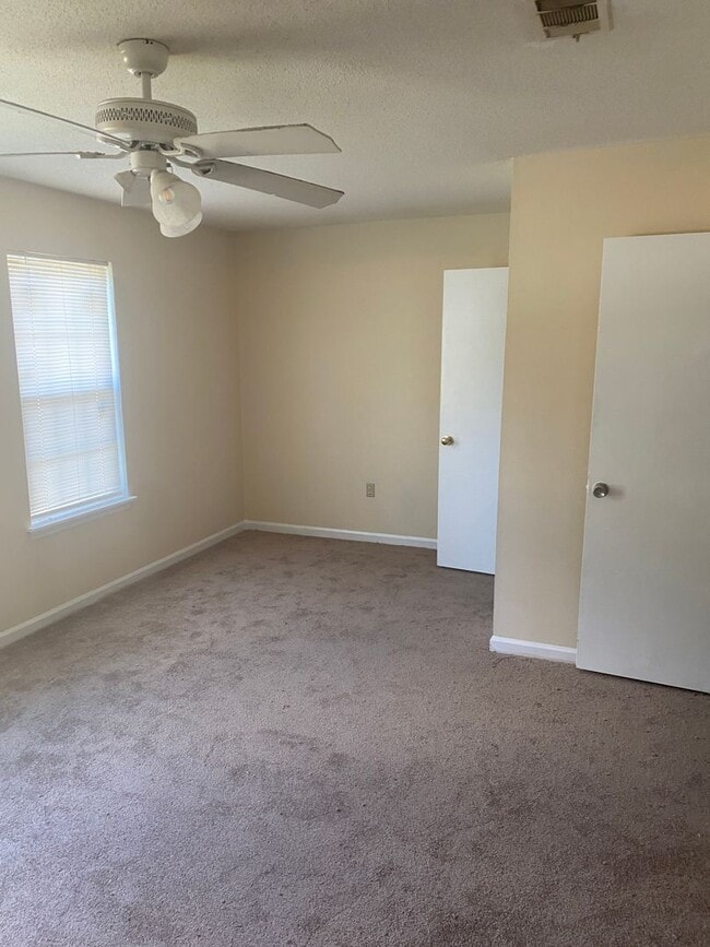 Building Photo - 2105 Vail Dr