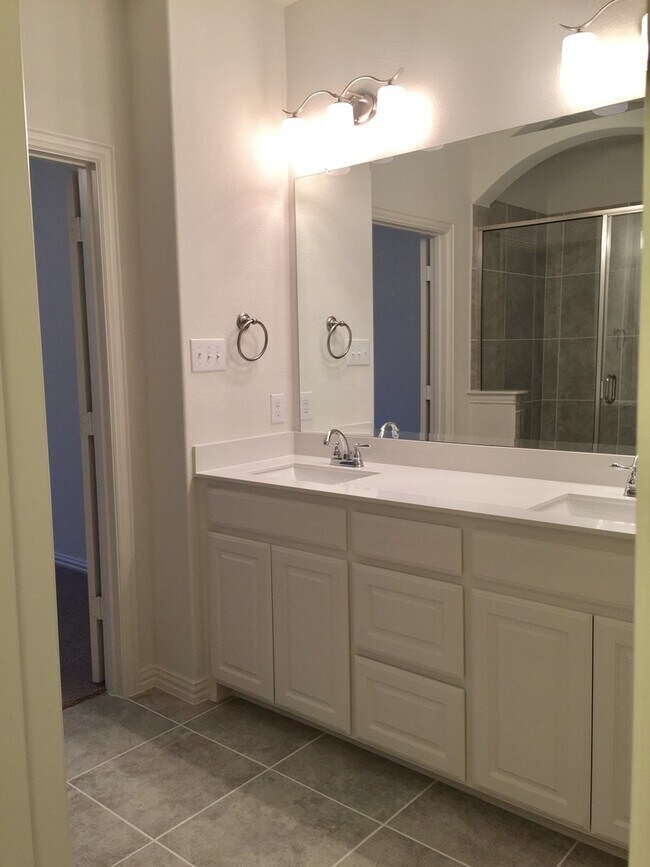 Building Photo - GORGEOUS 3 BEDROOM TOWNHOUSE LOCATED IN VILLAS AT STONEGATE IN MCKINNEY!