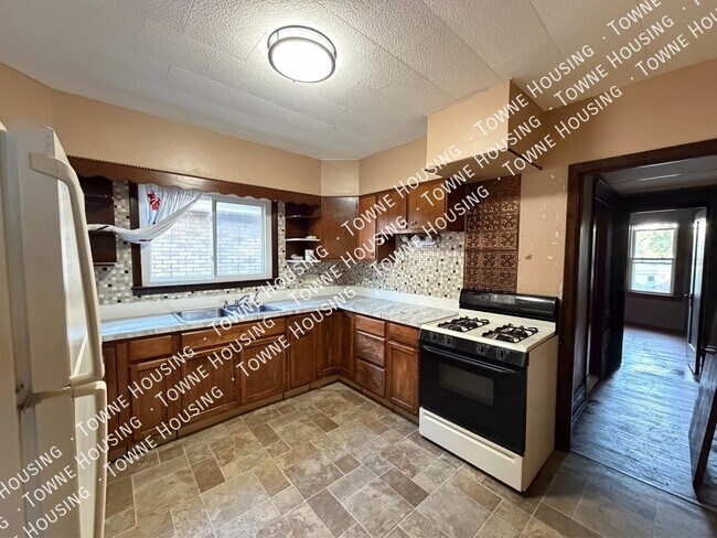 Building Photo - 418 Colvin Ave