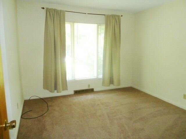 Building Photo - Walk to Campus! Incredible location, amazi...