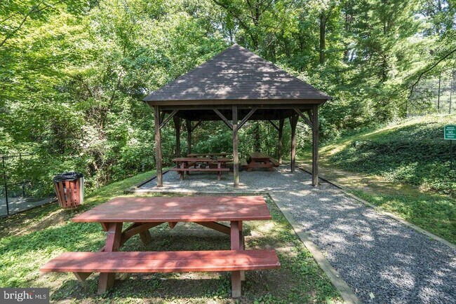 Building Photo - 3316 Valley Dr