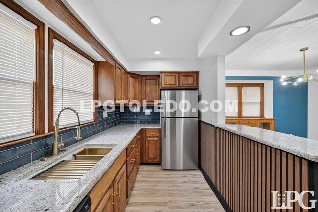 Building Photo - 4140 Caroline Ave