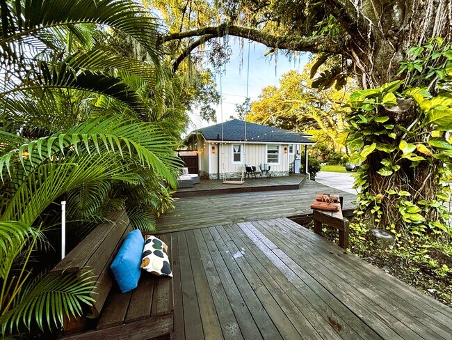 Deck - 117 W Flora St