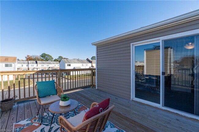 Building Photo - Spacious VB Townhouse!