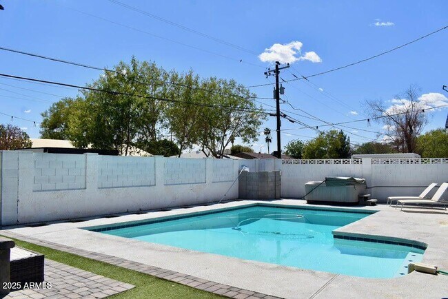 Building Photo - 7635 E Verde Ln