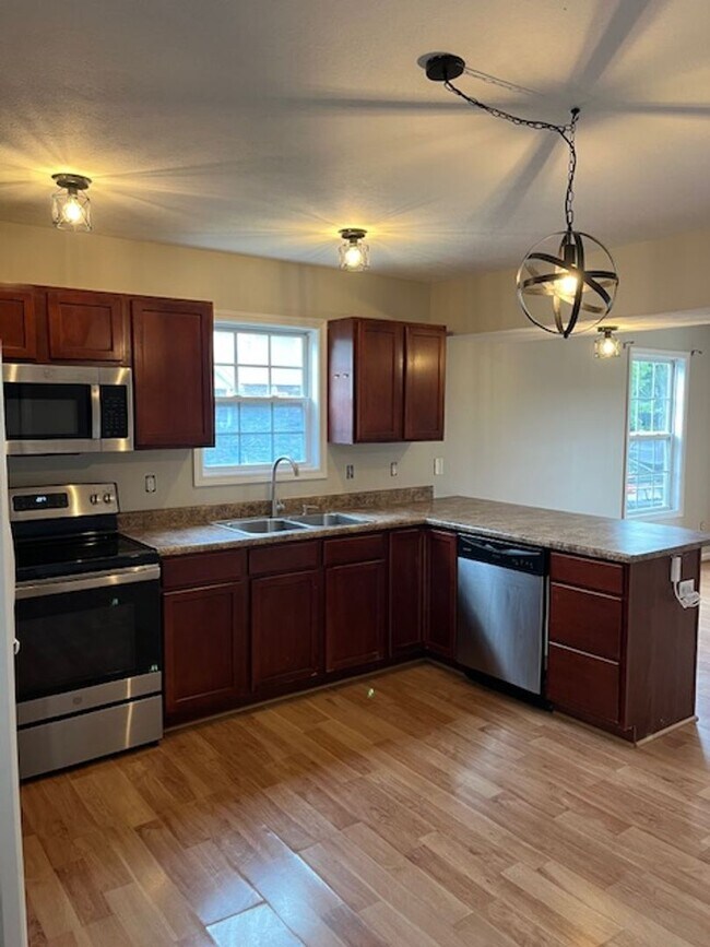 Building Photo - Spacious 2 Bed, 2.5 Bath Townhome in Peaceful Southwest Bloomington