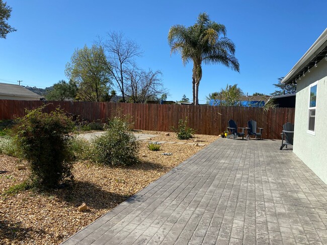 Building Photo - Beautiful Single-Story 2 Bedroom, 1 Bath w...