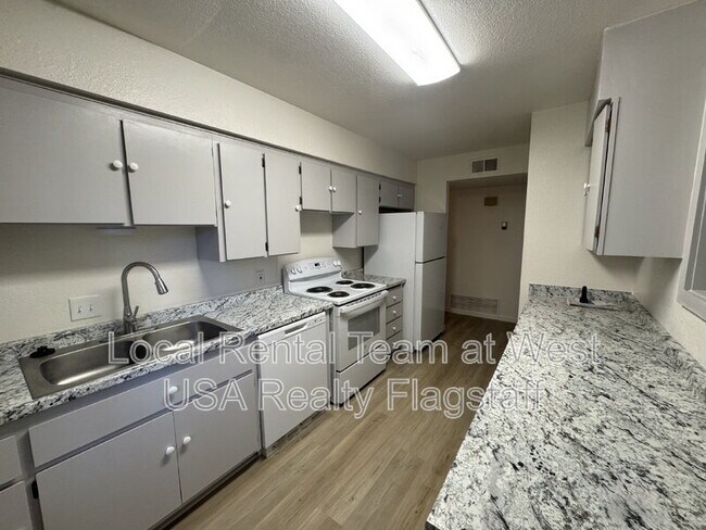 Building Photo - 4513 E Hollygreen Rd